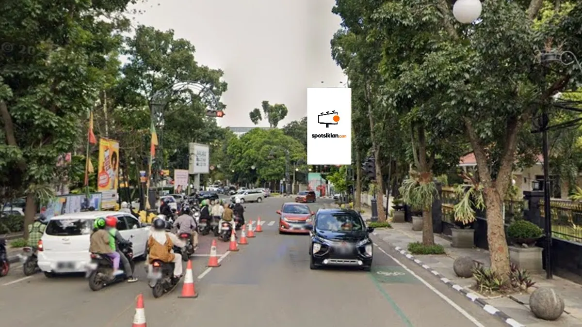 Billboard 4 × 8 m di Jl. LLRE Martadinata (Depan Yogya Riau Junction) View menuju Jl. Banda, Bandung, Jawa Barat