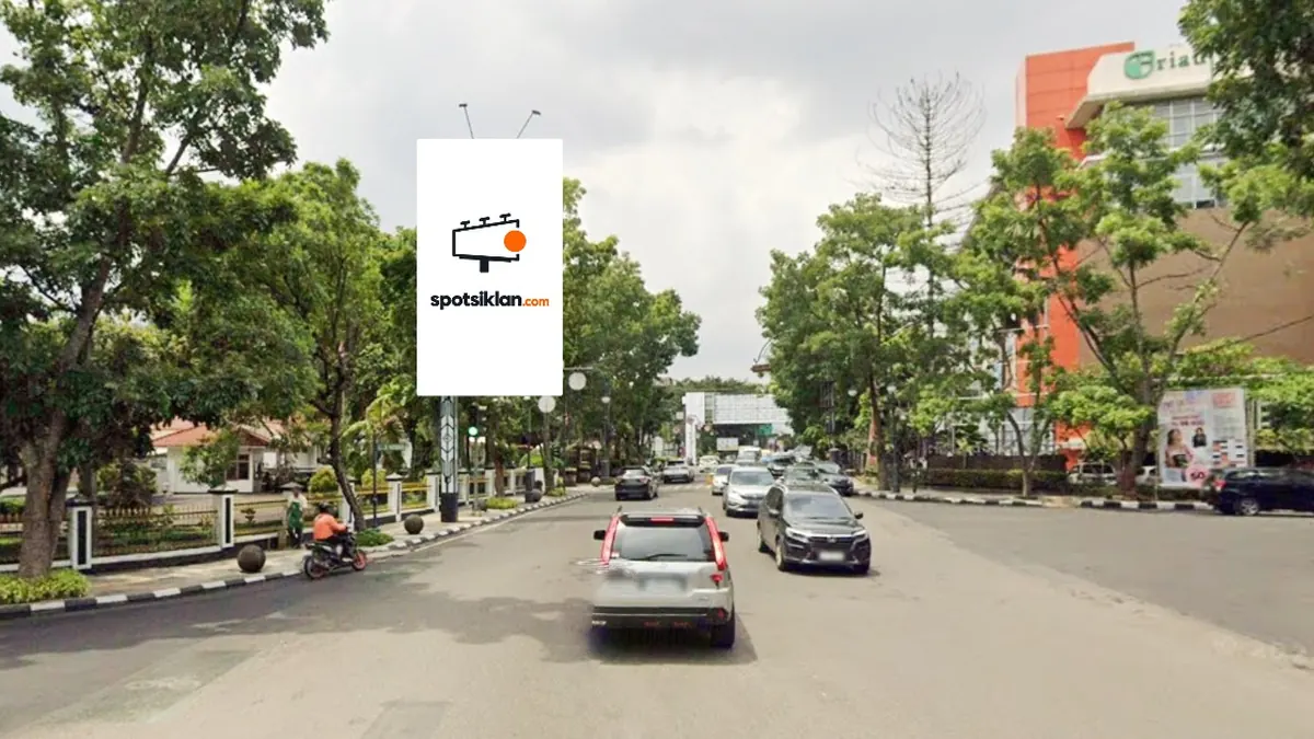 Billboard 4 × 8 m di Jl. LLRE Martadinata (Depan Yogya Riau Junction) View menuju Jl. Merdeka, Kota Bandung, Jawa Barat