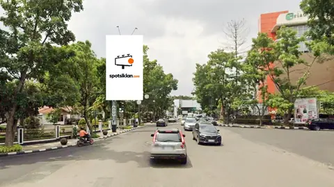 Billboard 4 × 8 m di Jl. LLRE Martadinata (Depan Yogya Riau Junction) View menuju Jl. Merdeka, Kota Bandung, Jawa Barat