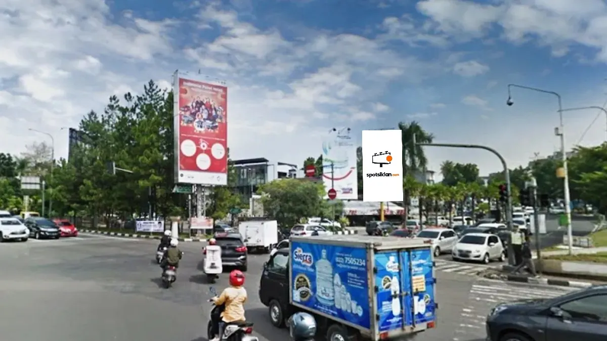 Billboard 5 × 10 m di Jl. Pasteur - Surya Sumantri (menuju kampus MARANATHA), Bandung, Jawa Barat