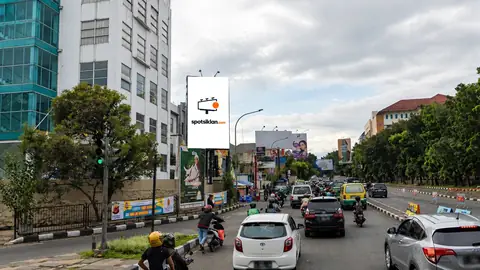 Billboard 4 × 8 m di Jl. Pasirkaliki - Sukajadi (perempatan), Bandung, Jawa Barat
