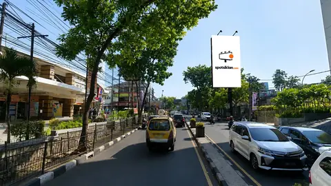 Billboard 5 × 10 m di Jl. Pasirkaliki Depan Istana Plaza, Bandung, Jawa Barat