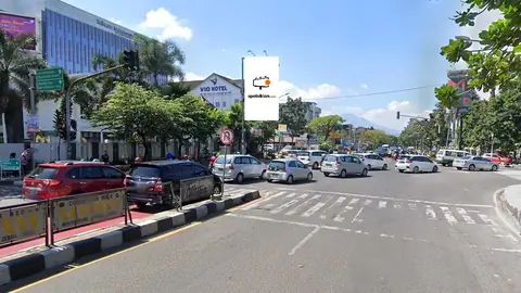 Billboard 4 × 8 m di Jl. Surapati -Pertigaan Gasibu- Kota Bandung, Jawa Barat