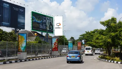 Billboard 5 × 10 m di Bali Gate Bandara Ngurah Rai A. Ratnadi, Badung