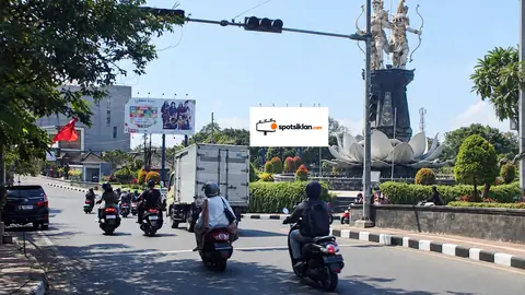 Billboard 5 × 10 m di Bundaran Jl. Uluwatu Bali, Badung