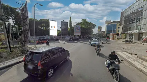 Billboard 4 × 8 m di Pertigaan Jl. Dewi Sri - Jl. Petih Jelantik (Kuta), Badung - Bali