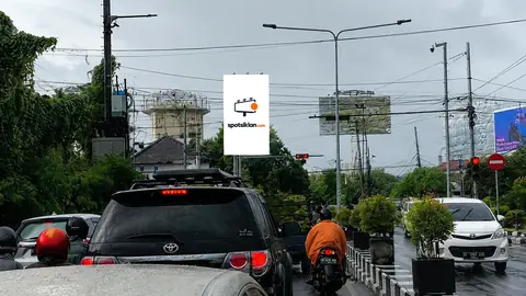 Billboard 5 × 10 m di Simpang Empat Jl. Raya Kuta - Jl. Sunset Road, Kuta Badung (Arah Raya Kuta), Bali