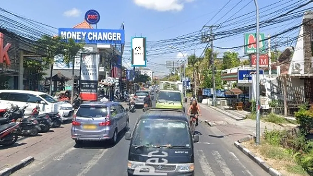 Billboard 8 × 4 m di Jl. Petitenget (Depan Metis arah ke Sunset Road), Badung, Bali