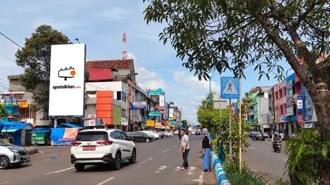 Billboard 5 × 10 m di Jl. KZ. Abidin Simpang Pasar Minggu, Bengkulu