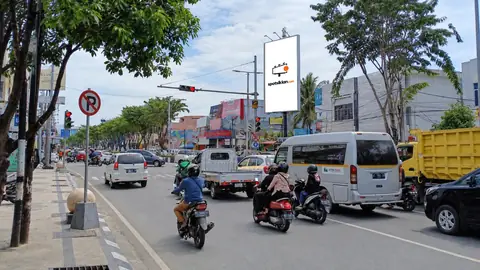 Billboard 5 × 10 m di Jl. Jend. Sudirman Simpang 3 Gunung Damai, Balikpapan, Kalimantan Timur