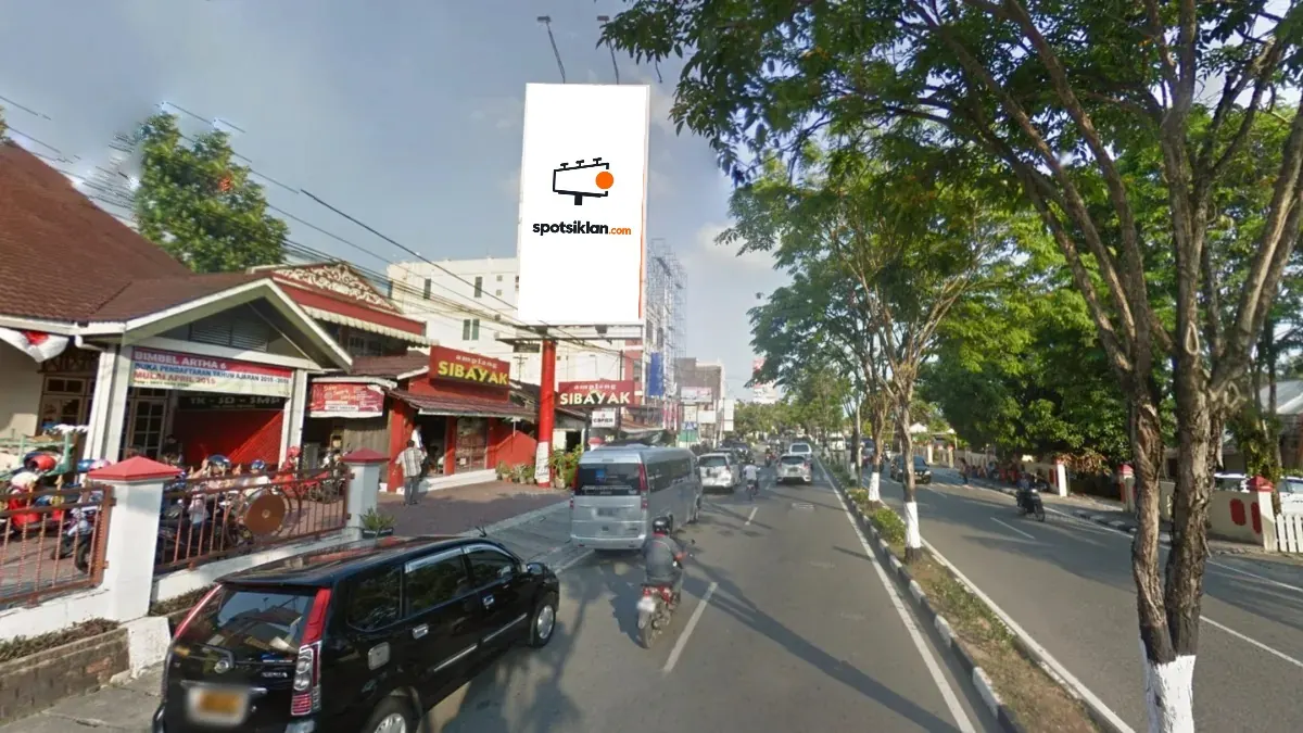 Billboard 5 × 10 m di Jl. Sudirman (putaran balik ke Mall Ewalk), Balikpapan, Kalimantan Timur
