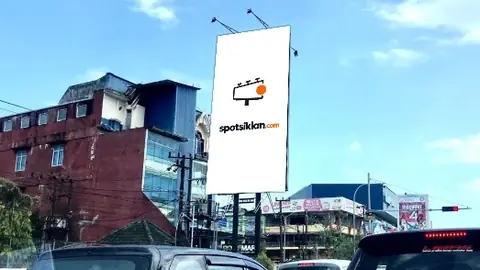 Billboard 5 × 10 m di Jl. MT Haryono (Area Lampu Merah Balikpapan Baru, Arah Living Plaza Balikpapan), Kalimantan Timur