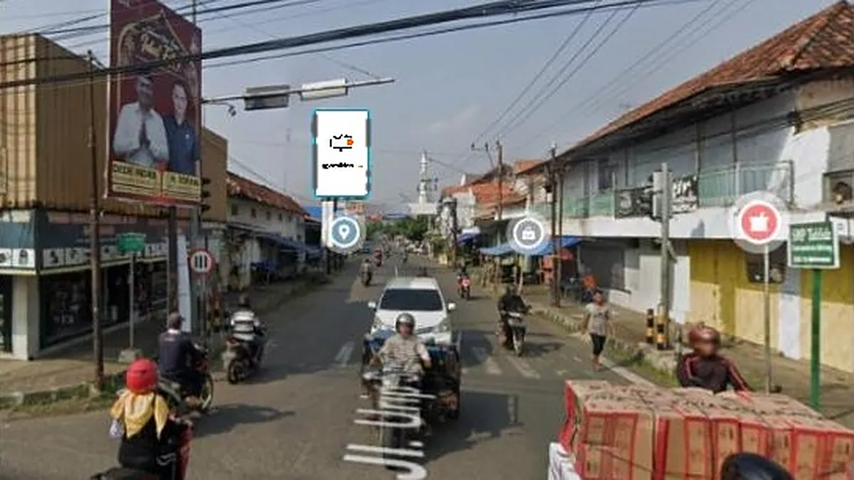 Baliho 6 × 4 m di Jl. Gajahmada (Traffic Light Jl. Jend Sudirman), Batang, Jawa Tengah