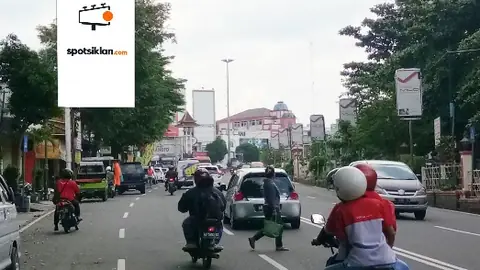 Billboard 8 × 4 m di Jl. Raya Boyolali-Semarang (Depan Pasar Kota Boyolali), Jawa Tengah