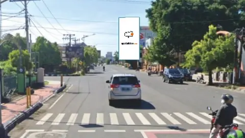 Billboard 5 × 10 m di Jl. S Parman (Pertigaan Jl. Jend. Sudirman), Cilacap, Jawa Tengah