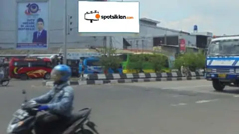 Billboard 8 × 4 m di Jl. Brigjend Dharsono (Permpatan Kangrakson), Cirebon, Jawa Barat