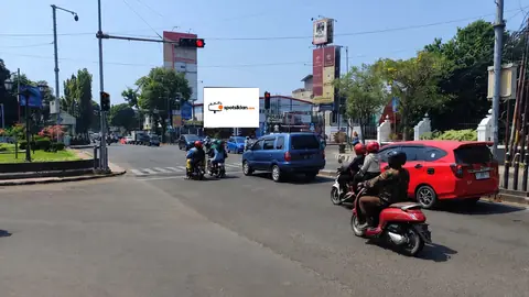 Videotron 4 × 8 m di Jl. Siliwangi (Seberang Alun-Alun Kejaksan), Cirebon, Jawa Barat