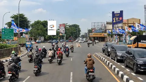 Billboard 5 × 10 m di Jl. Raya Bogor - Kota Depok (A) View dari arah Cimanggis menuju Jakarta, Jawa Barat