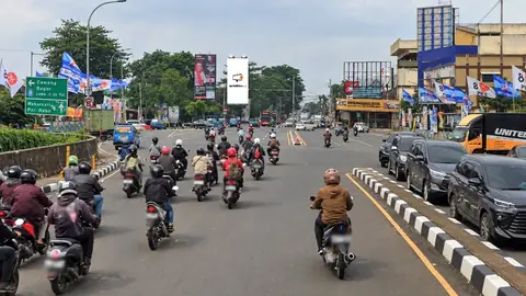 Billboard 5 × 10 m di Jl. Raya Bogor - Kota Depok (B) View dari arah Cimanggis menuju Jakarta, Jawa Barat