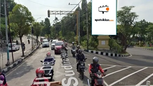Billboard 4 × 8 m di Jl. Dr Wahidin (Jl. Wahidin Menuju Alun alun), Gresik, Jawa Timur