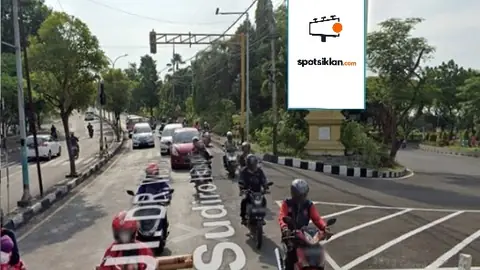 Billboard 4 × 8 m di Jl. Dr Wahidin (Jl. Wahidin Menuju Alun alun), Gresik, Jawa Timur