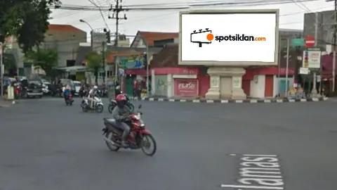 Billboard 5 × 10 m di Jl. Jaksa Agung Suprapto (Simpang Lima Petro), Gresik, Jawa Timur