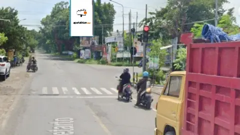 Baliho 4 × 6 m di Jl. Raya Mastrip (Perempatan Weru Jombang), Jawa Timur