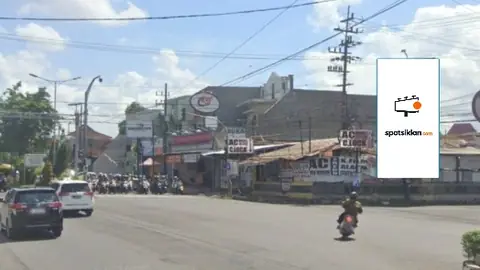 Billboard 4 × 8 m di Jl. Gajah Mada (Perempatan Kaliwates), Jember, Jawa Timur