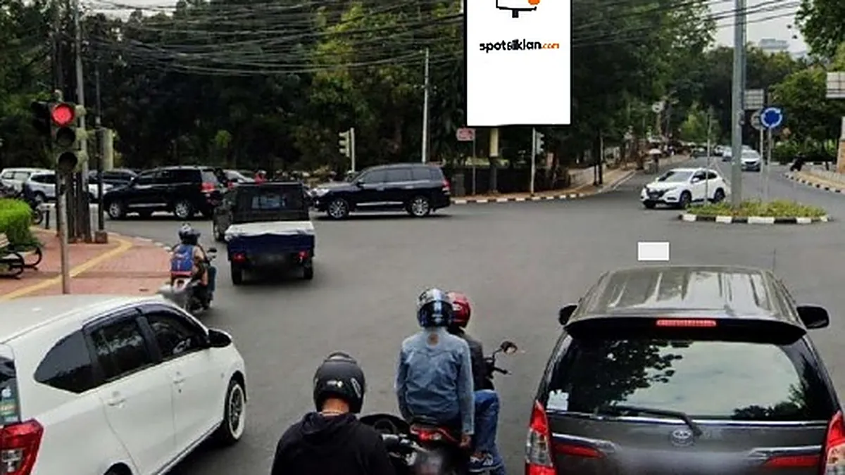 Billboard 8 × 4 m di Jl. Melawai Raya (Dekat Barito Park, Taman Langsat), Jakarta Selatan, DKI Jakarta