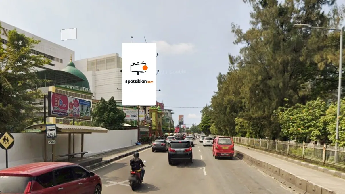 Billboard 6 × 12 m di Jl. Pluit Raya, Perempatan Pluit Mall Emporium, Jakarta Utara, DKI Jakarta