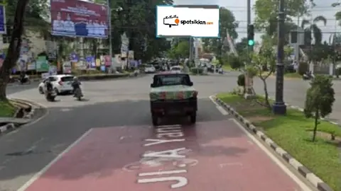 Billboard 10 × 5 m di Jl. Y Singadekane Simpangan (Dari arah Pasar menuju Kantor Gubernur dan Kampus Unja), Jambi