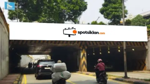 Neon Box 18 × 2 m di Jl. KH Mas Mansyur (Area Pasar Tanah Abang), Jakarta Pusat, DKI Jakarta