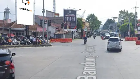 Billboard 5 × 10 m di Jl. Raya Soreang (perempatan Keluar Tol Soroja), Kabupaten Bandung, Jawa Barat