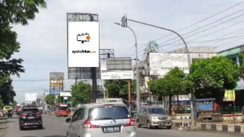 Baliho 6 × 4 m di Jl. Yos Sudarsono (depan Pasar Wonokriyo, Hadap Timur), Kebumen, Jawa Tengah