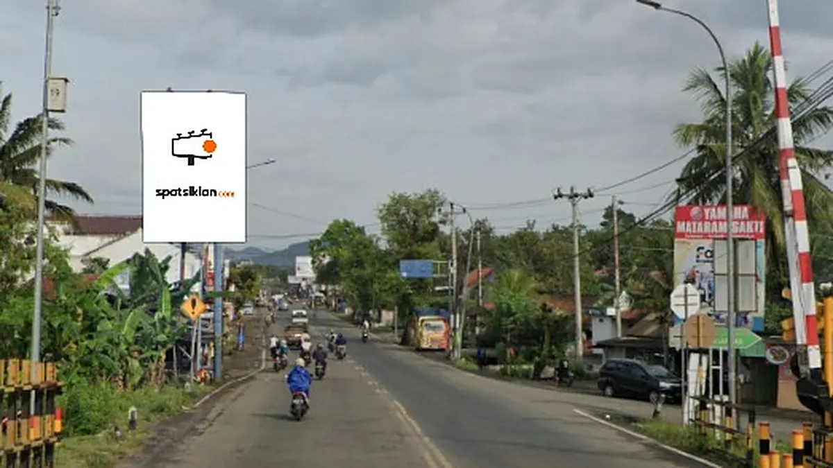 Baliho 4 × 6 m di Jl. Raya Karanganyar (Dekat Rel Kereta Api), Kebumen, Jawa Tengah