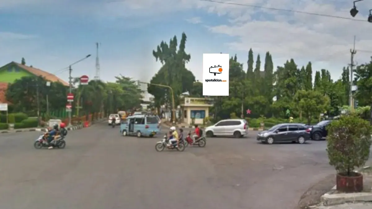 Billboard 4 × 8 m di Perempatan Taman Kota Sumber, Kabupaten Cirebon, Jawa Barat