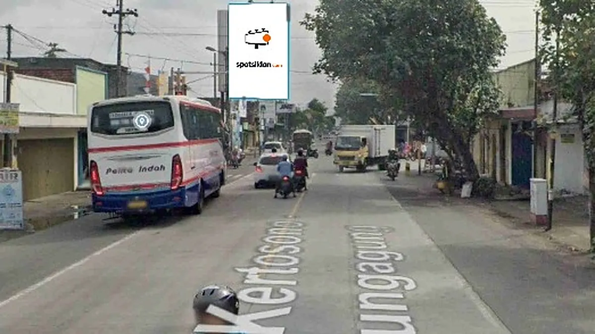 Billboard 4 × 6 m di Jl. Raya Kediri-Tulungagung (Pertigaan Pasar Ngadiluwih), Jawa Timur