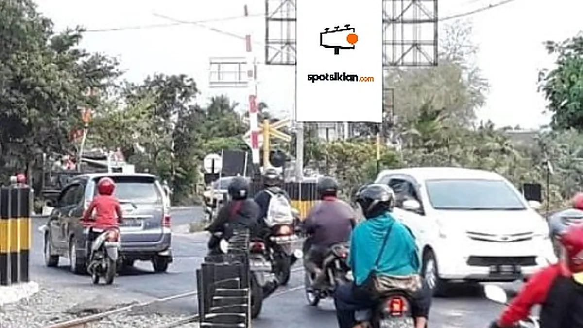 Baliho 6 × 4 m di Jl. Raya Kediri - Tulungagung (Pasar Bunga Rembang), Jawa Timur