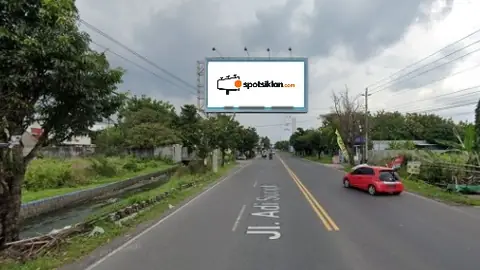 Billboard 5 × 10 m di Jl. Adi Sucipto (Barat Hotel Lor In/ Kampus IHS, Hadap Timur), Karanganyar, Jawa Tengah