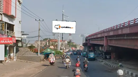 Billboard 4 × 8 m di Jl. Jend. Sudirman (Area Pertokoan arah ke Toko Emas Subur Jaya), Karawang, Jawa Barat