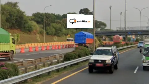 Billboard 6 × 12 m di Jl. Tol Cipularang (Gerbang Tol Kalihurip Utama 2), Karawang, Jawa Barat