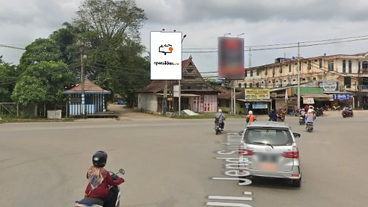 Baliho 6 × 4 m di Jl. Jend. Sudirman (peertigaan Jl. Yos Sudarso), Kutai Timur, Kalimantan Timur