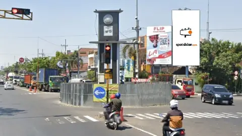 Billboard 8 × 4 m di Pertigaan Tugu Adipura (Bundaran Tugu Adipura), Lamongan, Jawa Timur