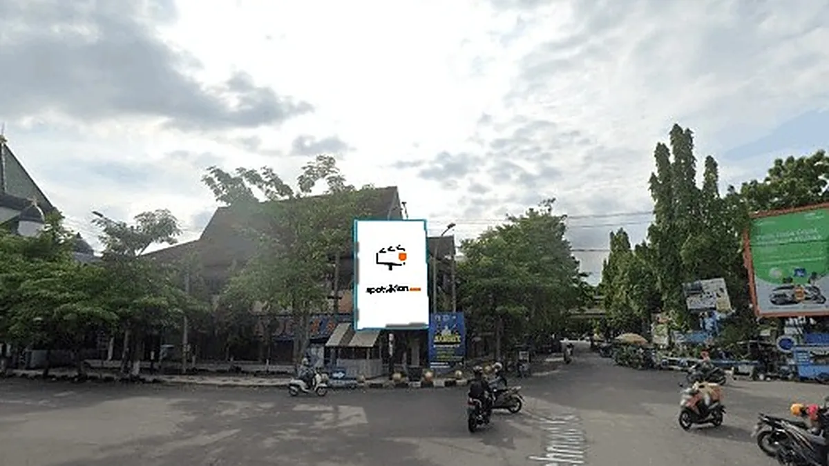 Baliho 6 × 4 m di Jl. Ahmad Yani (Area Alun-alun Kab. Lamongan), Jawa Timur