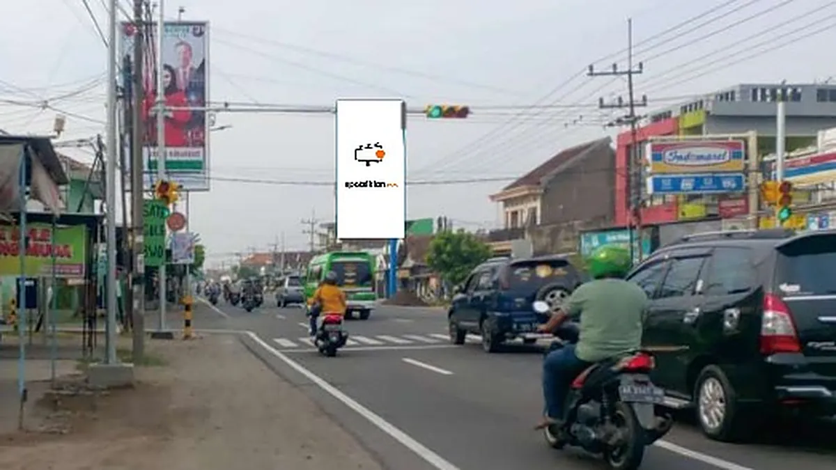 Billboard 4 × 8 m di Jl. Raya Nglames (Perempatan Jl. Puskesmas), Madiun, Jawa Timur