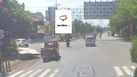 Baliho 6 × 4 m di Jl. Panglima Sudirman (Perempatan Jl. A Yani-Anggrek Caruban), Madiun, Jawa Timur