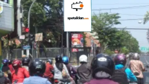 Baliho 6 × 4 m di Jl. Kenari-Panglima Sudirman (Area Perempatan Timur BCA Kota Madiun), Jawa Timur