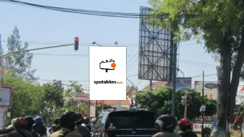 Baliho 6 × 4 m di Dari Perempatan Jl. DI Panjaitan, Kota Madiun, Jawa Timur