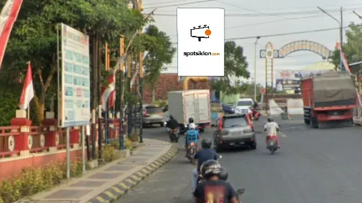 Baliho 6 × 4 m di Jl. Mayjen Sungkono (Pertigaan Tugu Keran PDAM Kota Madiun), Jawa Timur
