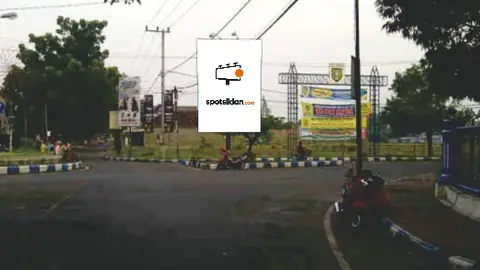 Baliho 4 × 6 m di Jl. Taman Praja (Bundaran Taman Serayu), Kota Madiun, Jawa Timur